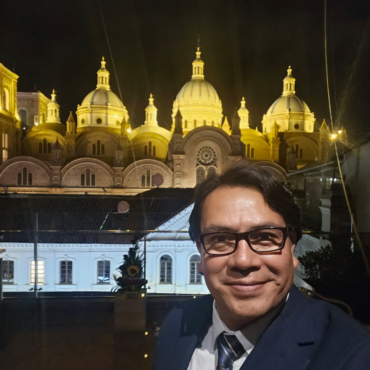 El maestro Patricio Mora frente a las cúpulas de la Catedral de Cuenca iluminadas