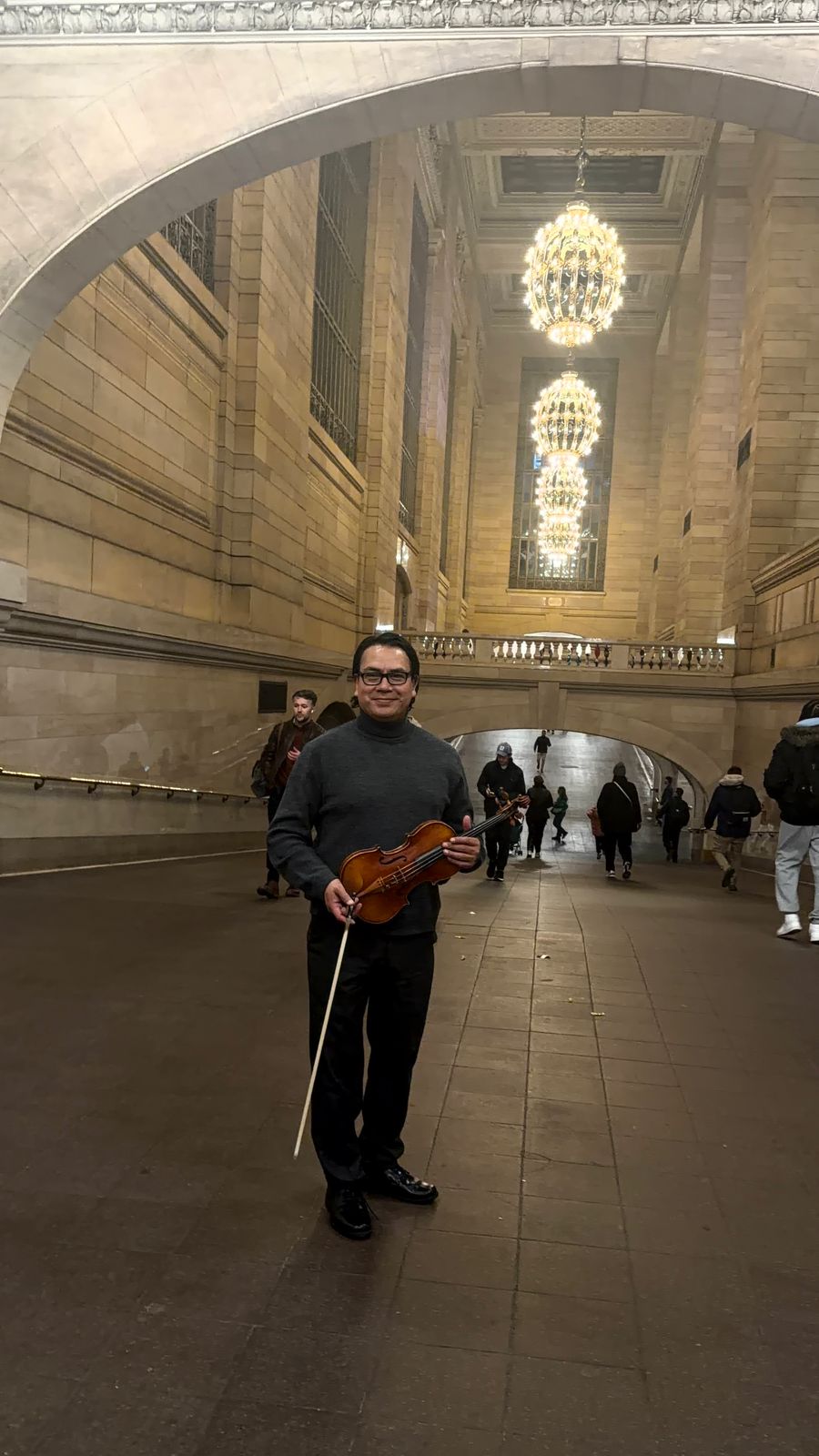 El maestro Patricio Mora con su violín en Grand Central Terminal, Nueva York